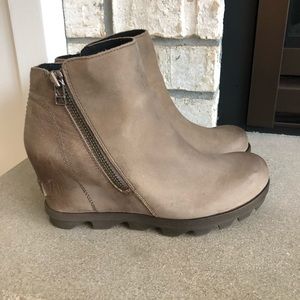 Sorel Joan of Arctic wedge bootie, size 8